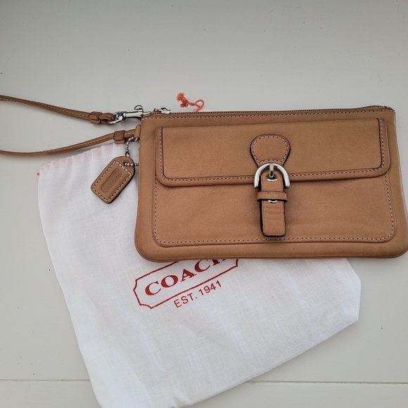 Coach Hampton Wristlet Y2K In Camel Leather